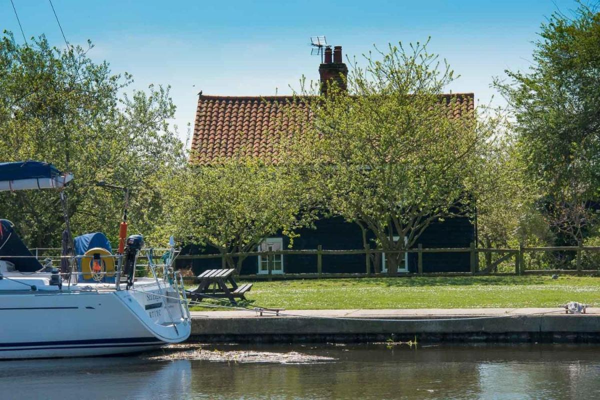 Navigation Cottage On The Historic Sea Lock Overlooking The Nature Reserve Maldon Exteriér fotografie