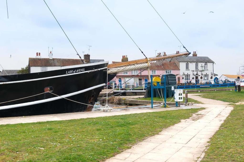 Navigation Cottage On The Historic Sea Lock Overlooking The Nature Reserve Maldon Exteriér fotografie