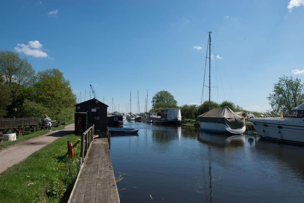 Navigation Cottage On The Historic Sea Lock Overlooking The Nature Reserve Maldon Exteriér fotografie